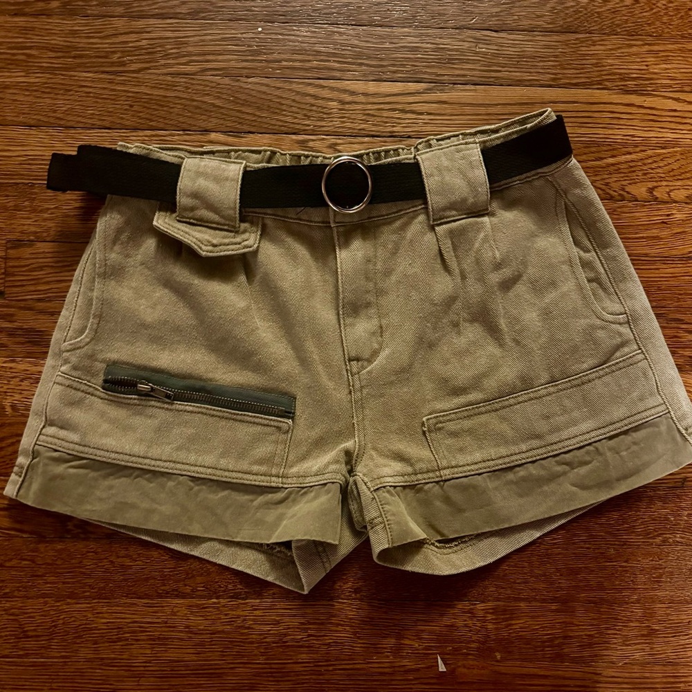 POL, Khaki Utility Shorts w/ Black Belt & Zipper Pocket, Size Large
